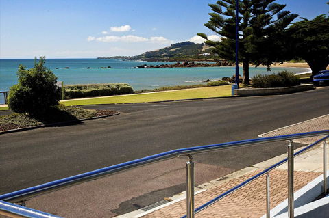 Penguin Beachfront Apartments - New Castle Holiday 2