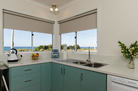 Penguin Beach House - New Castle Holiday 9