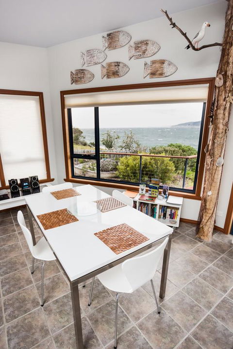 Larus Waterfront Cottage - New Castle Holiday 9