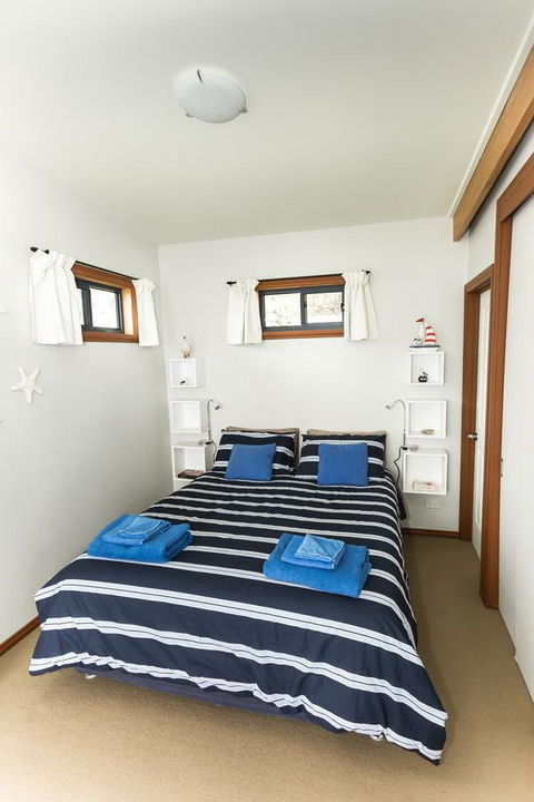Larus Waterfront Cottage - New Castle Holiday 3