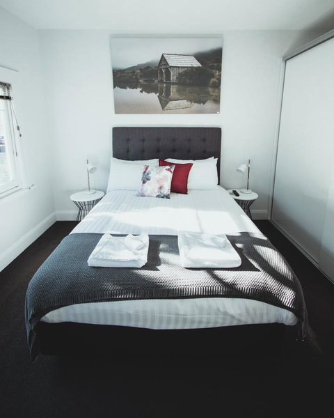 Park Street Accommodation - New Castle Holiday 0