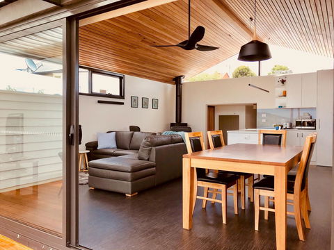 Omaroo House - Panoramic Water Views - New Castle Holiday 4