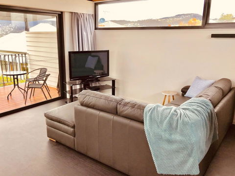 Omaroo House - Panoramic Water Views - New Castle Holiday 9