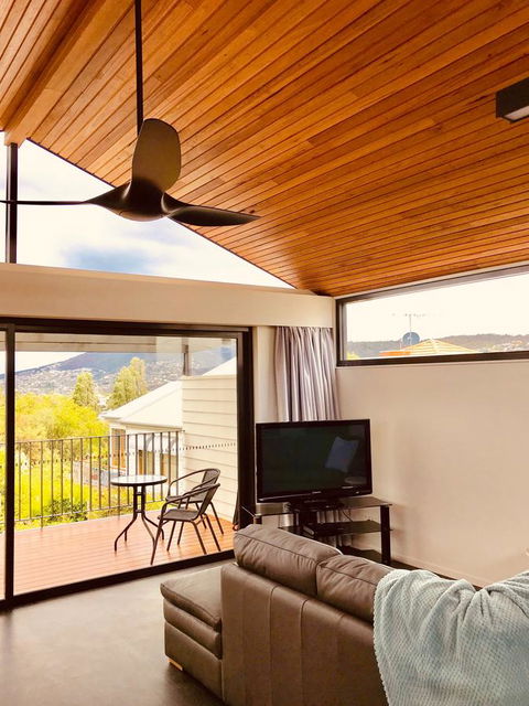 Omaroo House - Panoramic Water Views - New Castle Holiday 8