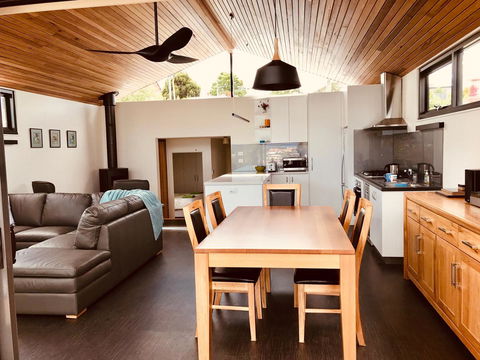 Omaroo House - Panoramic Water Views - New Castle Holiday 5