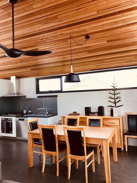 Omaroo House - Panoramic Water Views - New Castle Holiday 19