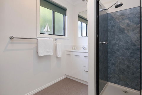 KINGFISHER COTTAGE Beachfront At The Binalong Bay - New Castle Holiday 2
