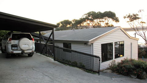 KINGFISHER COTTAGE Beachfront At The Binalong Bay - New Castle Holiday 21