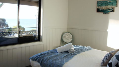 KINGFISHER COTTAGE Beachfront At The Binalong Bay - New Castle Holiday 11