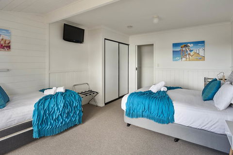 KINGFISHER COTTAGE Beachfront At The Binalong Bay - New Castle Holiday 3