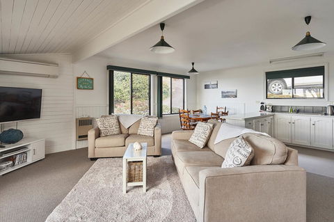 KINGFISHER COTTAGE Beachfront At The Binalong Bay - New Castle Holiday 4