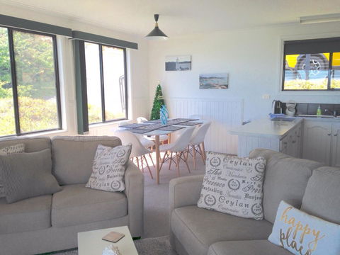 KINGFISHER COTTAGE Beachfront At The Binalong Bay - New Castle Holiday 24