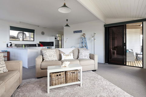 KINGFISHER COTTAGE Beachfront At The Binalong Bay - New Castle Holiday 22