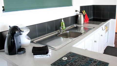 KINGFISHER COTTAGE Beachfront At The Binalong Bay - New Castle Holiday 18
