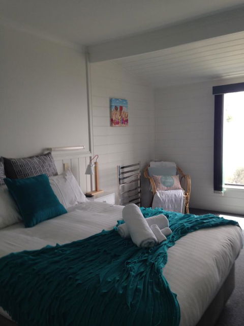 KINGFISHER COTTAGE Beachfront At The Binalong Bay - New Castle Holiday 23