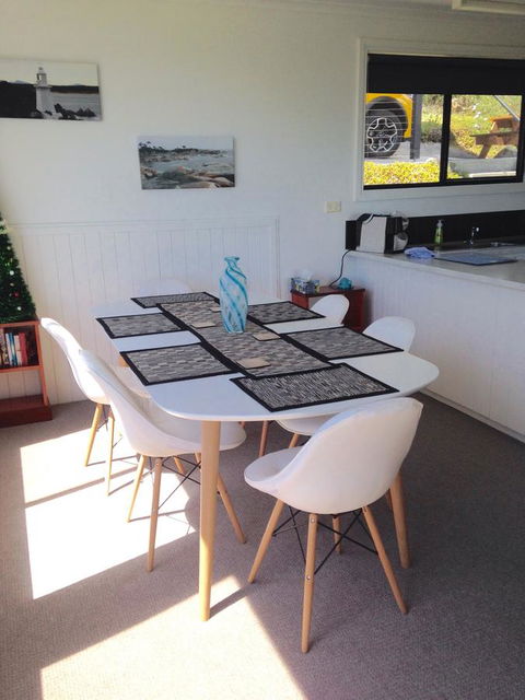 KINGFISHER COTTAGE Beachfront At The Binalong Bay - New Castle Holiday 14