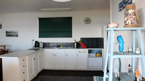 KINGFISHER COTTAGE Beachfront At The Binalong Bay - New Castle Holiday 20