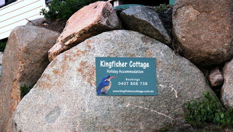 KINGFISHER COTTAGE Beachfront At The Binalong Bay - New Castle Holiday 15