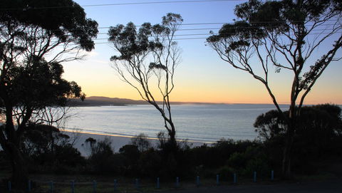 KINGFISHER COTTAGE Beachfront At The Binalong Bay - New Castle Holiday 19