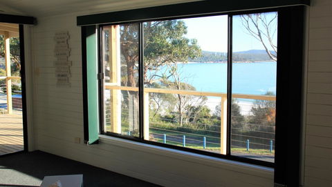 KINGFISHER COTTAGE Beachfront At The Binalong Bay - New Castle Holiday 13