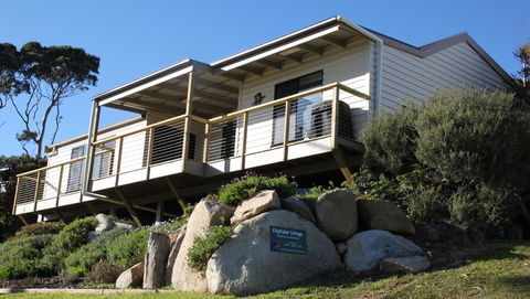 KINGFISHER COTTAGE Beachfront At The Binalong Bay - New Castle Holiday 0