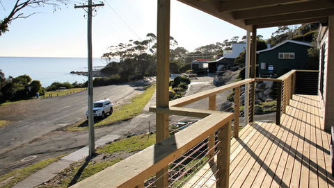 KINGFISHER COTTAGE Beachfront At The Binalong Bay - New Castle Holiday 9