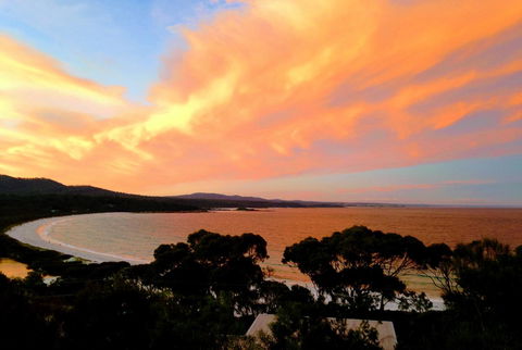 DOLPHIN LOOKOUT COTTAGE - Amazing Views Of The Bay Of Fires - New Castle Holiday 0