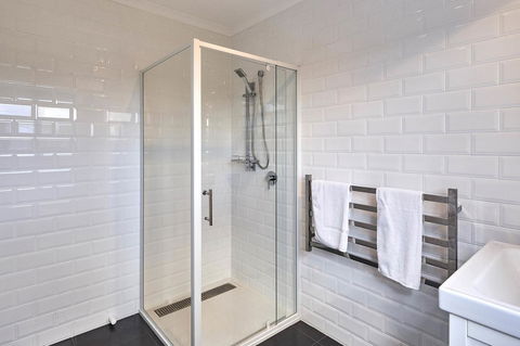 DOLPHIN LOOKOUT COTTAGE - Amazing Views Of The Bay Of Fires - New Castle Holiday 3