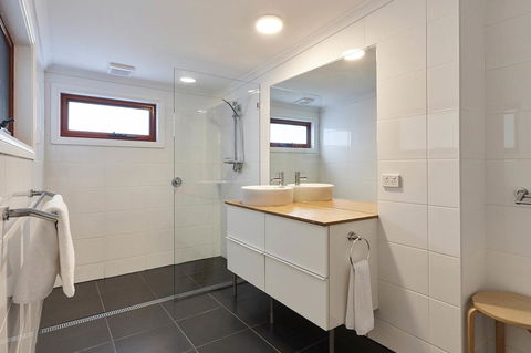 DOLPHIN LOOKOUT COTTAGE - Amazing Views Of The Bay Of Fires - New Castle Holiday 2