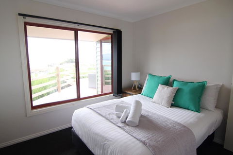 DOLPHIN LOOKOUT COTTAGE - Amazing Views Of The Bay Of Fires - New Castle Holiday 8