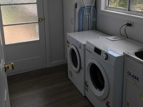 Derby Digs Cottage - New Castle Holiday 12