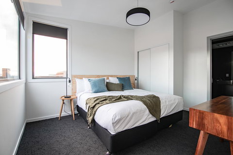 Change Overnight - New Castle Holiday 34