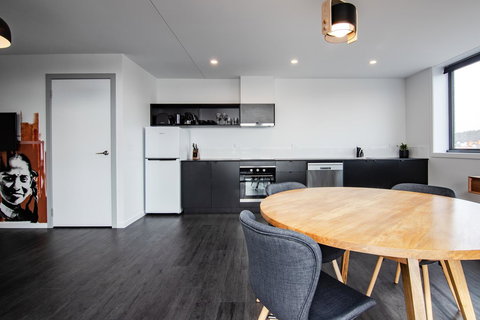 Change Overnight - New Castle Holiday 28