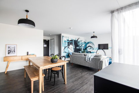 Change Overnight - New Castle Holiday 18