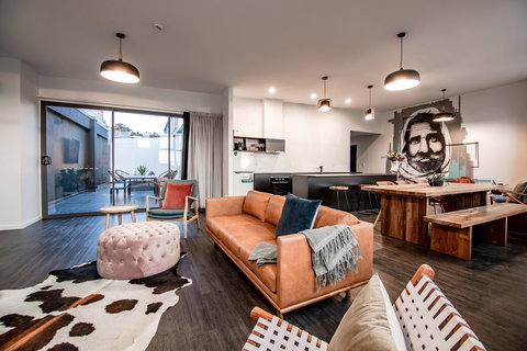 Change Overnight - New Castle Holiday 35