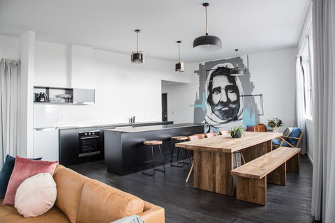 Change Overnight - New Castle Holiday 41