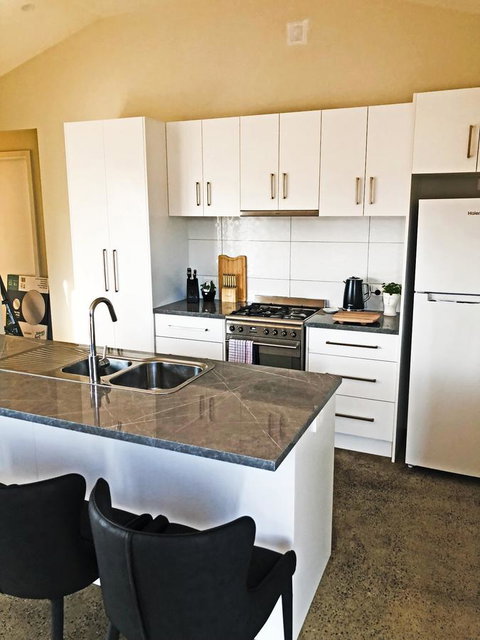 EMBRACING EVANDALE - Hosted By L'Abode Accommodation - New Castle Holiday 18