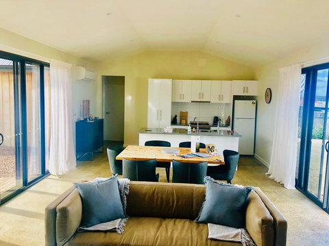 EMBRACING EVANDALE - Hosted By L'Abode Accommodation - New Castle Holiday 2