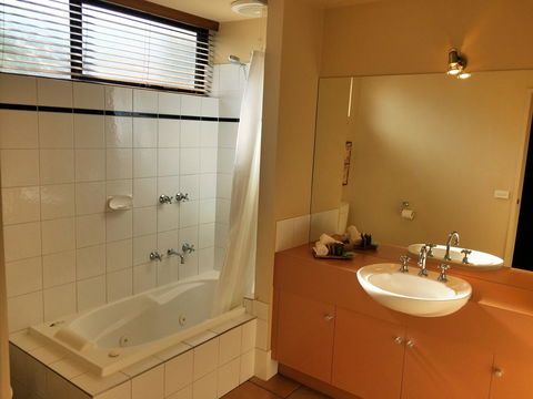 Lorne Surf Apartments - New Castle Holiday 24