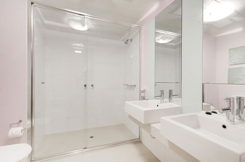 Waterfront Melbourne Apartments - New Castle Holiday 24