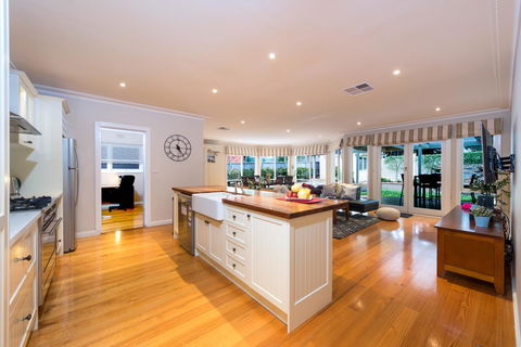 Lovely 5BR Full House In Glen Waverley, Walk To Train, Bus & Shops - New Castle Holiday 3
