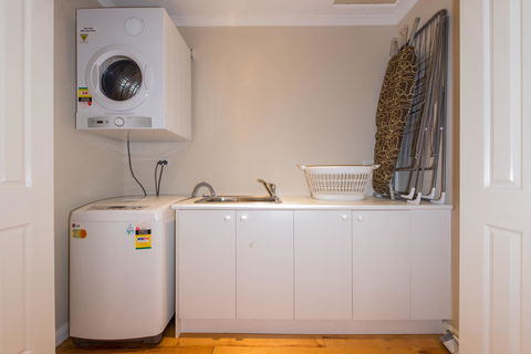 Lovely 5BR Full House In Glen Waverley, Walk To Train, Bus & Shops - New Castle Holiday 12