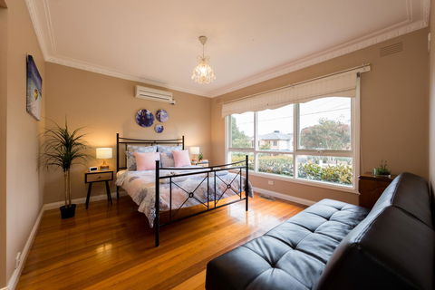 Lovely 5BR Full House In Glen Waverley, Walk To Train, Bus & Shops - New Castle Holiday 5