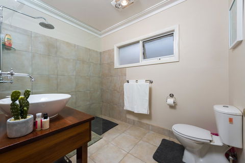 Lovely 5BR Full House In Glen Waverley, Walk To Train, Bus & Shops - New Castle Holiday 6