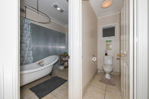 Lovely 5BR Full House In Glen Waverley, Walk To Train, Bus & Shops - New Castle Holiday 11
