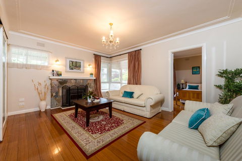 Lovely 5BR Full House In Glen Waverley, Walk To Train, Bus & Shops - New Castle Holiday 14