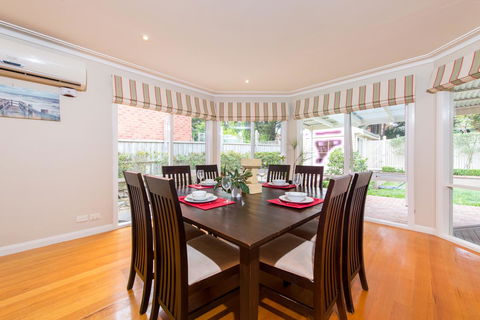 Lovely 5BR Full House In Glen Waverley, Walk To Train, Bus & Shops - New Castle Holiday 4