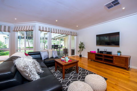 Lovely 5BR Full House In Glen Waverley, Walk To Train, Bus & Shops - New Castle Holiday 15
