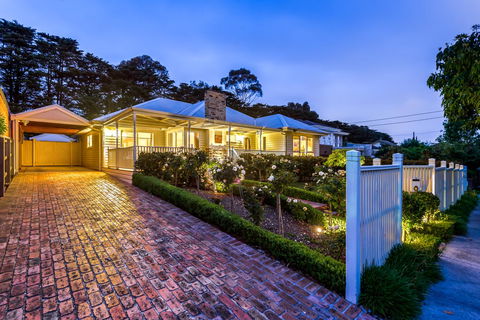 Lovely 5BR Full House In Glen Waverley, Walk To Train, Bus & Shops - New Castle Holiday 0