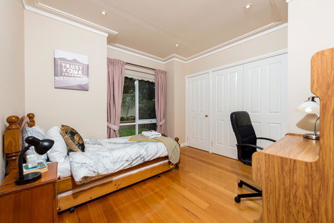 Lovely 5BR Full House In Glen Waverley, Walk To Train, Bus & Shops - New Castle Holiday 9